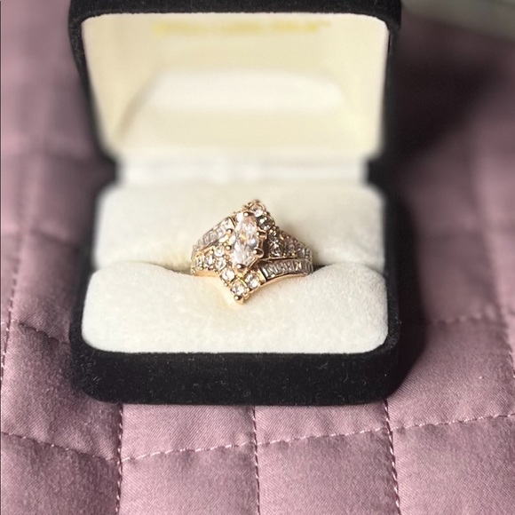 Sz. 8 One karat Faux Marquis center diamond look with several baguettes - Picture 2 of 10